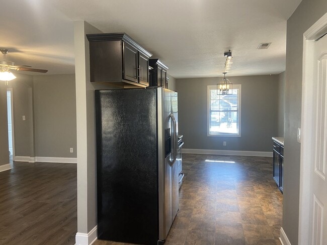 Building Photo - Sweet 3 bed 2 bath.  No Backyard Neighbors.