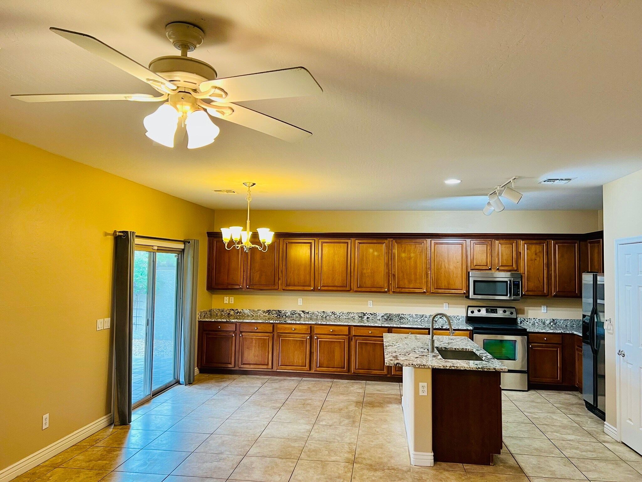 Building Photo - 1326 E Macaw Dr