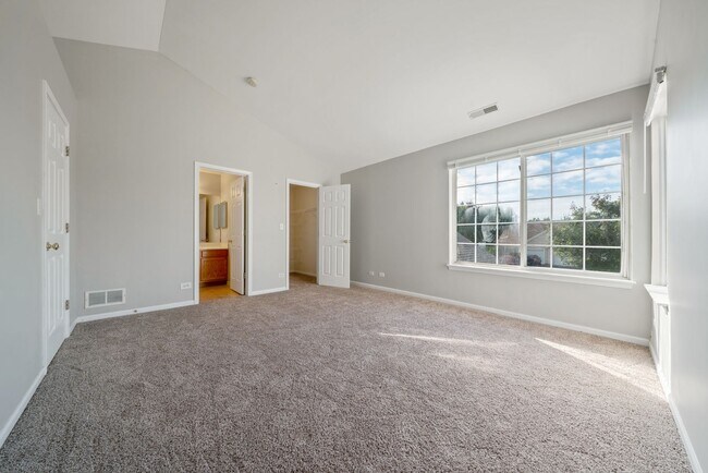 Building Photo - Beautiful 3 Bedroom 2 Bath Home in Lake in the Hills!