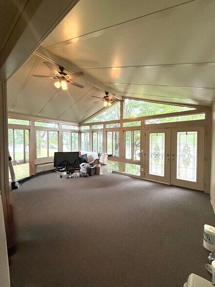 Building Photo - 6370 Bellinger Dr