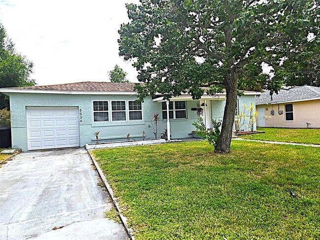 Building Photo - 5036 Oxford Ave N