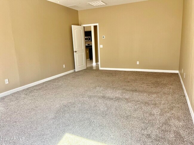 Building Photo - 4117 W South Butte Rd