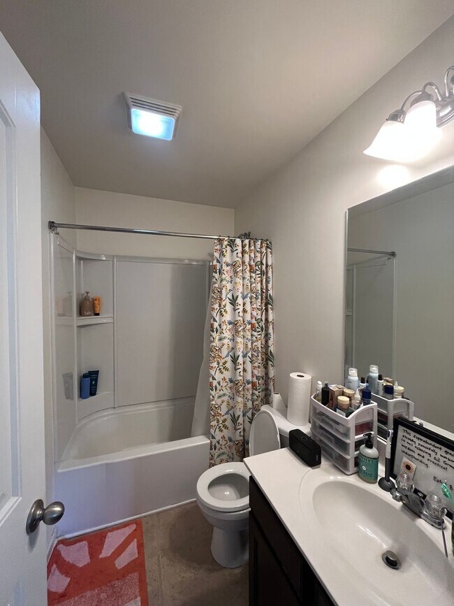 Building Photo - Townhome in Villages of Riverwood, Upgrades include Granite, Hdwd Floors, 1 Car Garage, Community...