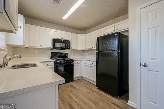 Building Photo - 2000 Redwood Trace