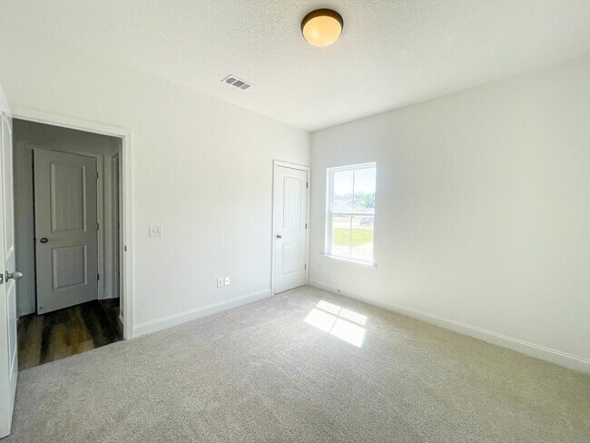 Building Photo - 549 Meloney Dr