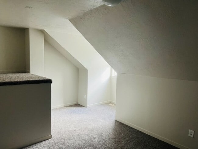 Building Photo - Beautiful town house with central air.