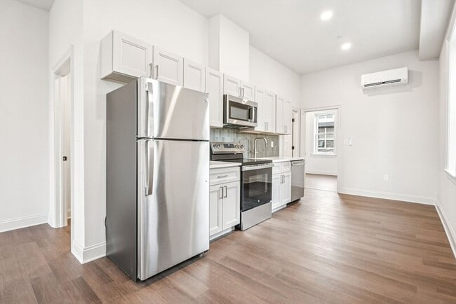 Building Photo - 472 Roxborough Ave