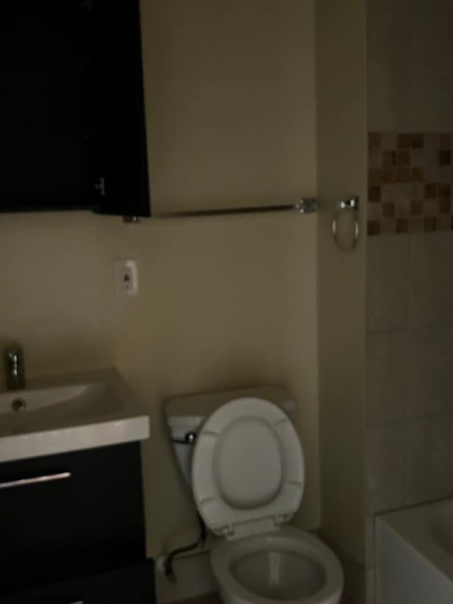 Building Photo - 3 bedrooms 2 bathrooms