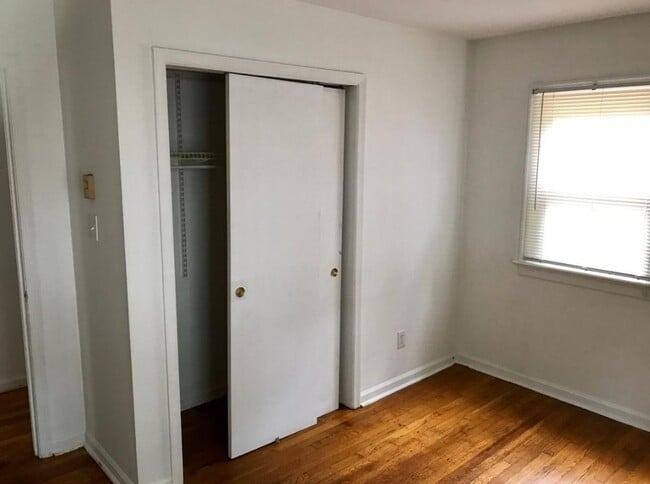 Building Photo - 3 bedroom house on quiet dead end! All ele...