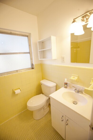 Building Photo - 1000 Hibiscus St