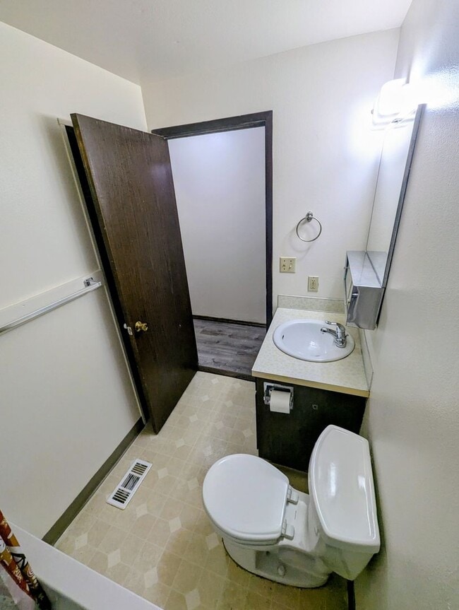 Building Photo - 4 BD/2BA Single Family Home in Dredge Lake area