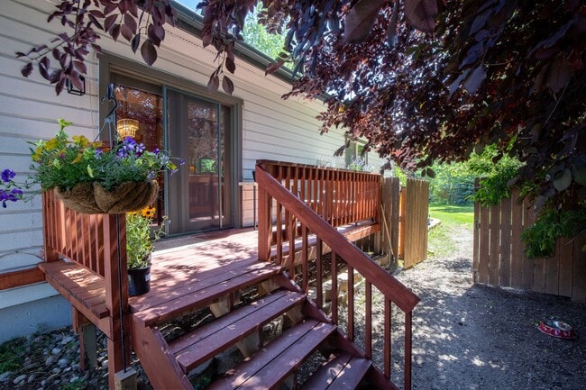 Building Photo - 404 Snake River Dr
