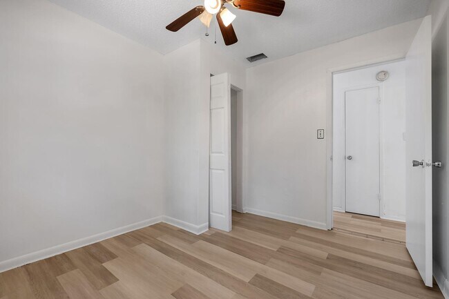 Building Photo - 3421 Sunnyside Dr