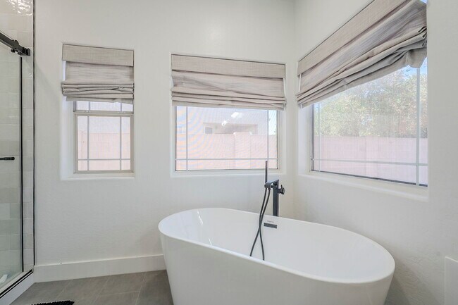 Building Photo - 760 N Swan Dr