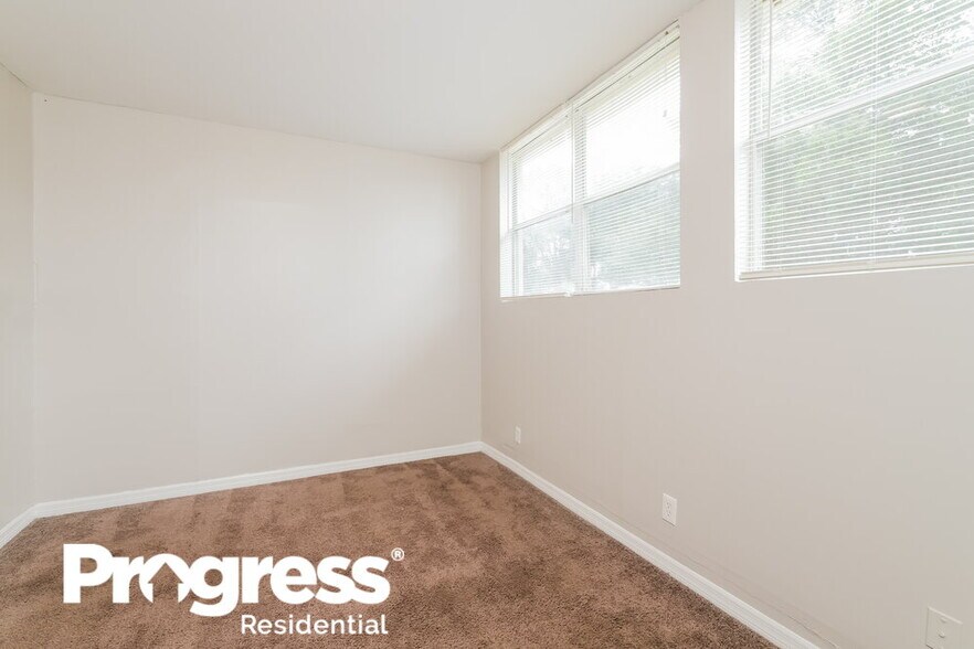 Building Photo - 7244 Rhode Island Dr E