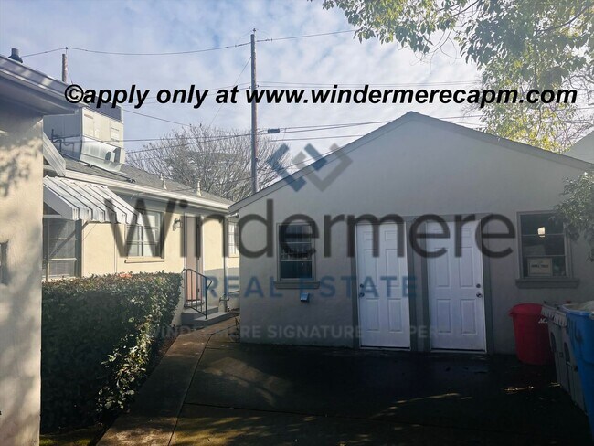 Building Photo - Unbeatable location! ! East Sac 2 bedroom 1 bath Duplex!!