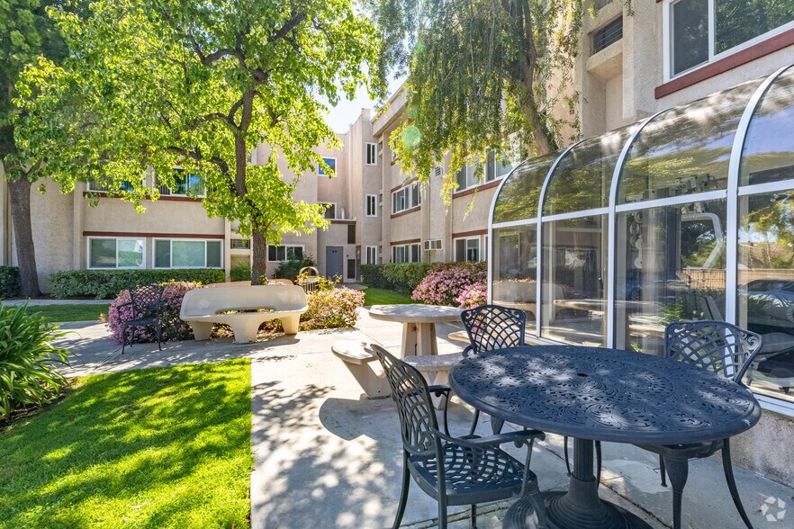 Courtyard - 5405 Lindley Avenue