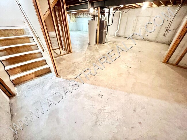 Building Photo - Spacious Gardner Duplex-Available in NOVEM...