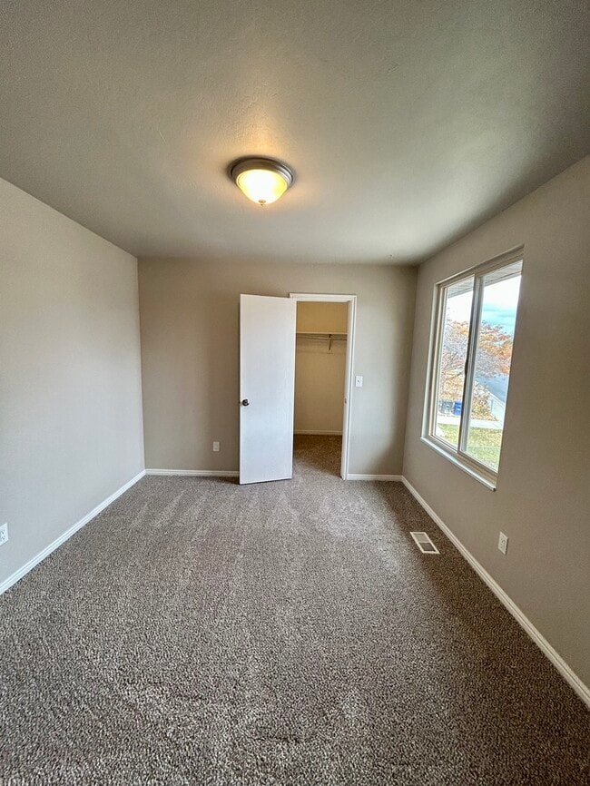 Building Photo - Remodeled 3 Bed, 2 Bath Home in West Jordan — Available Now