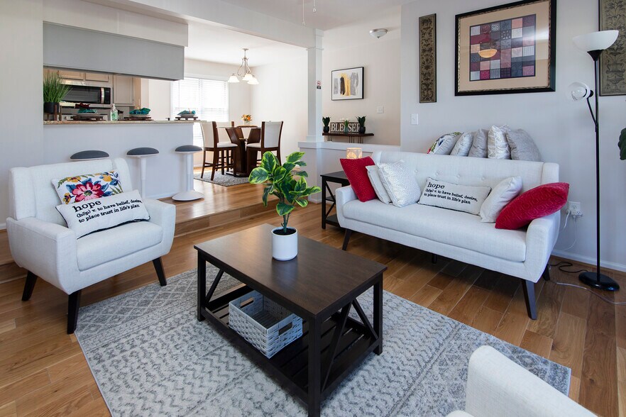 Building Photo - 212 W 10th St