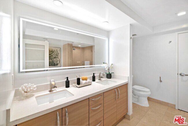 Building Photo - 13650 Marina Pointe Dr