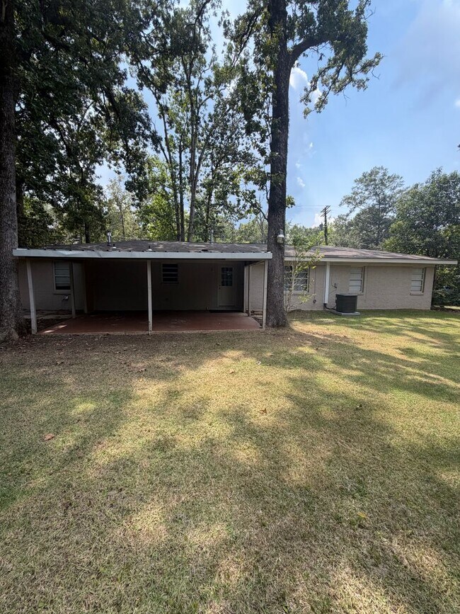 Building Photo - 1835 Hill Hedge Dr
