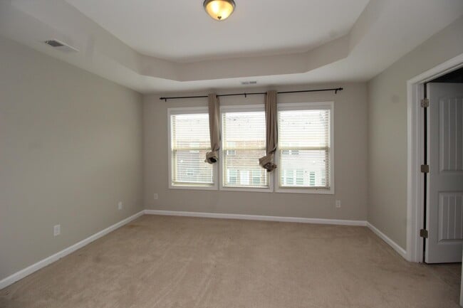 Building Photo - 660 Sunset Dr