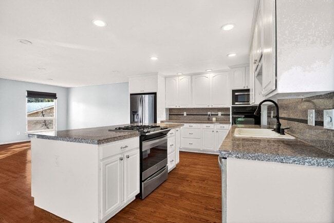 Building Photo - Stunning Custom Home in Sought-After District 20