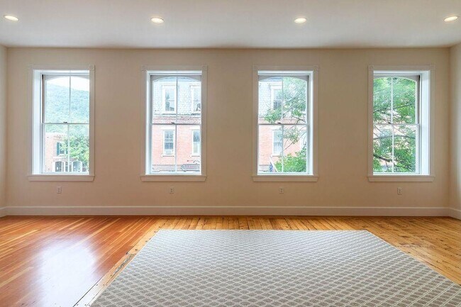 Building Photo - 21 Central St