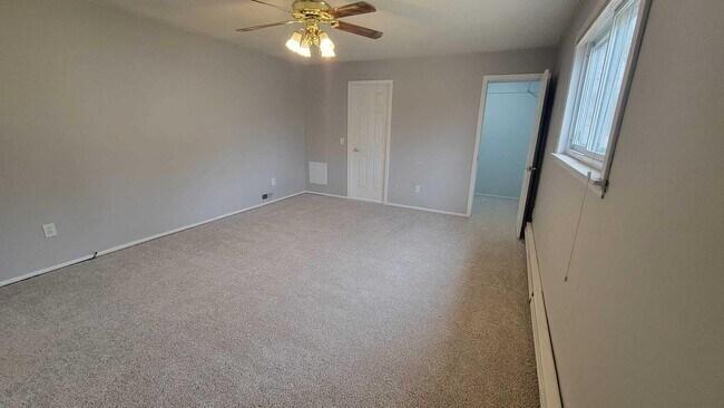 Building Photo - 655 Robinwood Dr