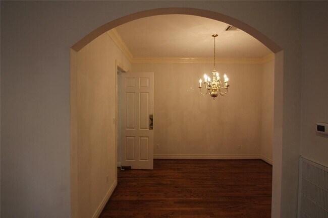 Building Photo - 1816 Devonshire Crescent