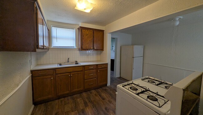 Building Photo - 320 W Dill St