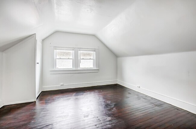 Building Photo - Cozy 3 bedroom w/backyard