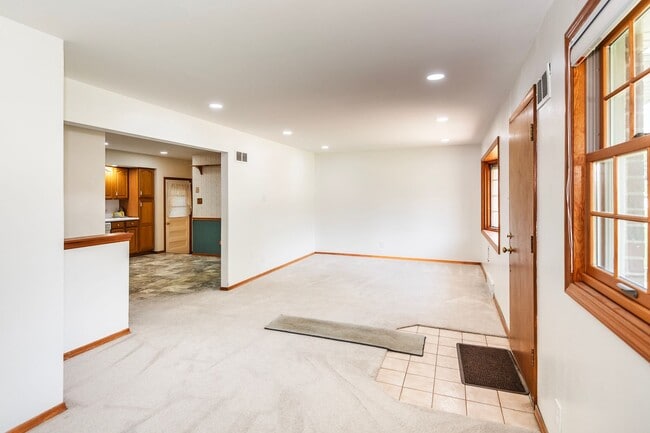 Building Photo - Lovely 3 Bedroom 1 Bathroom Home