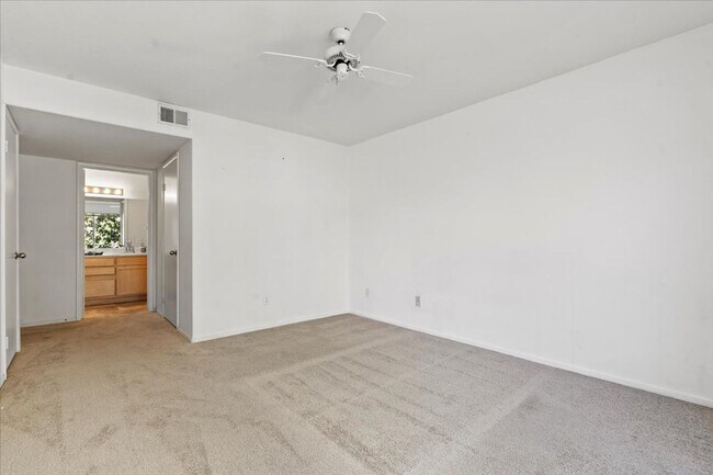 Building Photo - Bright, Modern 2 Bedroom Upstairs Condo, Community Pool, Gated, Covered Parking