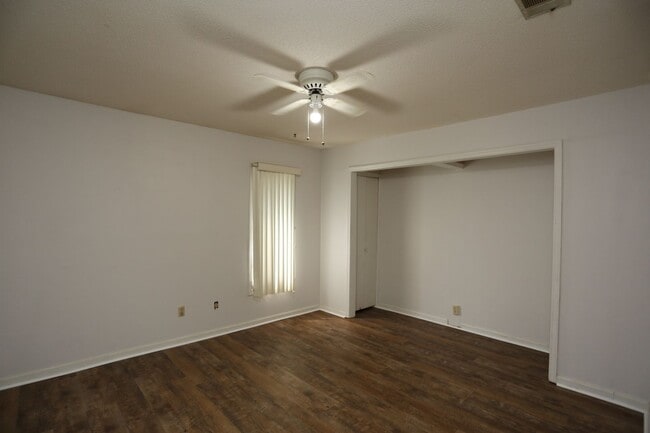 Building Photo - 2 Bedroom townhome