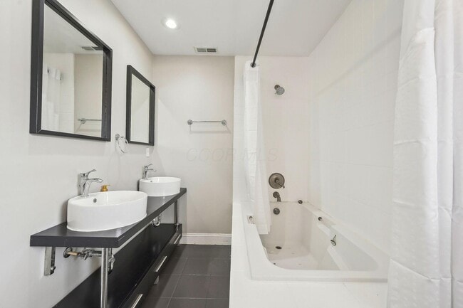 Building Photo - 565 Lathrop St