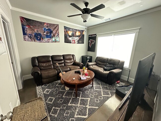 Building Photo - 4 BR/ 4BA Home Located on MLK