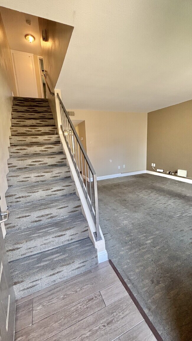 Building Photo - 2 Bedrooms Townhome Availble For Rent in I...