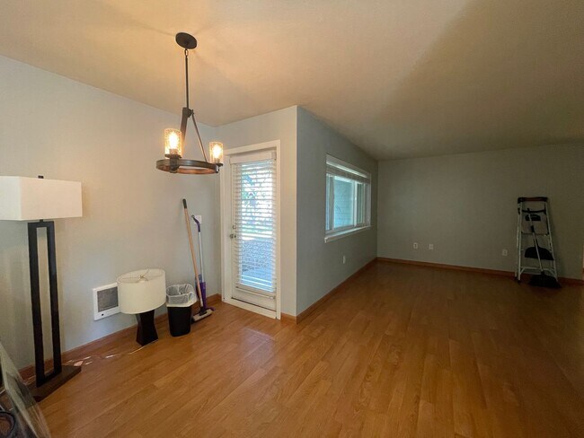 Building Photo - RARE Lake Oswego Bay Community 2Bd/2Ba in ...