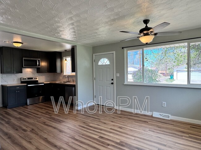 Primary Photo - 220 W Layton Ave