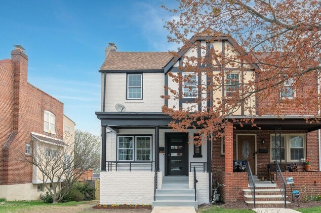 Building Photo - Spacious Fully Renovated Tudor Duplex w/ 3...