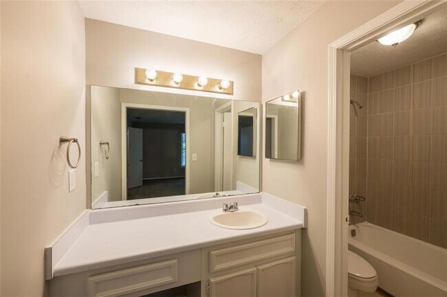 Building Photo - 602 Augusta Dr