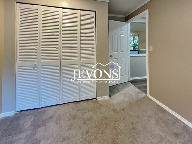 Building Photo - Charming 3-bedroom single-family home with...