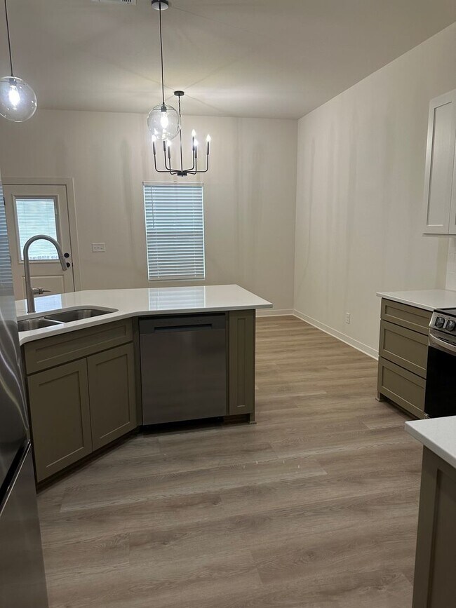Building Photo - 2-bedroom 2 bath luxury apartment housing