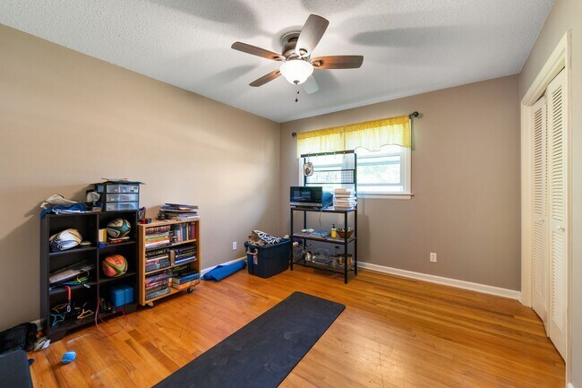 Building Photo - Cozy 3Bed/2Bath with plenty of natural light located in Durham! Enormous backyard is a must see!!