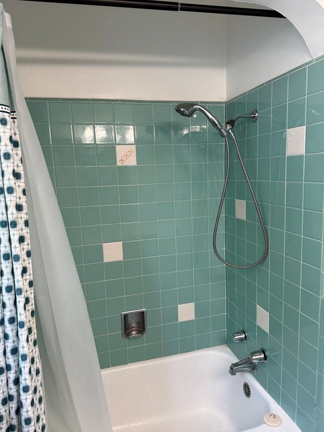 Building Photo - 3-bedroom, 2-bathroom home located in the ...