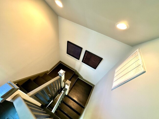 Building Photo - 3 Bedroom 2.5 Bath House in the hip Elliot...