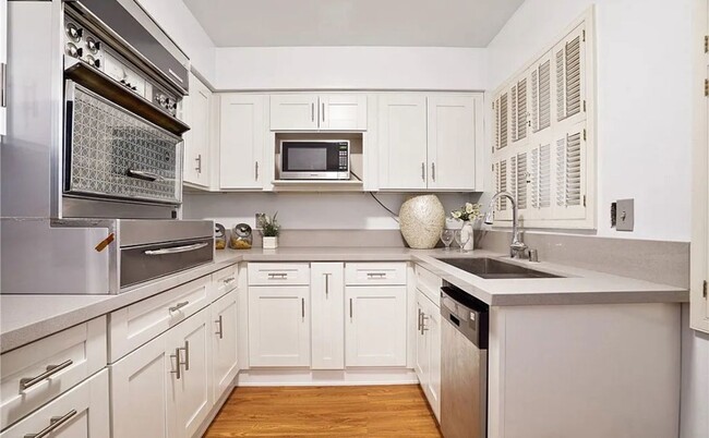 Building Photo - 215 N Kenwood St