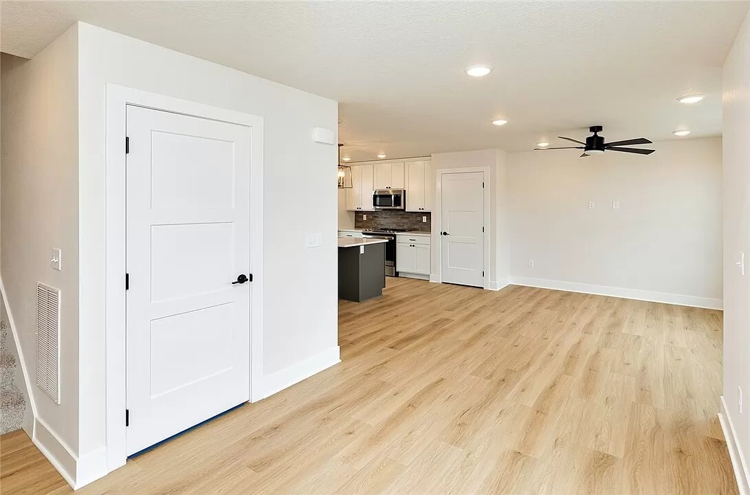 Building Photo - 2833 SW Prairie Trail Pky